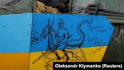 Малюнок і слова Тараса Шевченка «Борітеся – поборете! Вам Бог помагає!» на українському військовому гелікоптері на Донеччині, 8 квітня 2023 року (ілюстраційне фото)