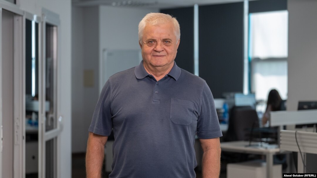 Istoricul Anatol Țăranu, în timpul unei vizite în biroul Europei Libere din Chișinău, iunie 2023