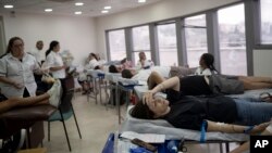 Жители Иерусалима сдают кровь для раненых в результате атаки ХАМАС на Израиль