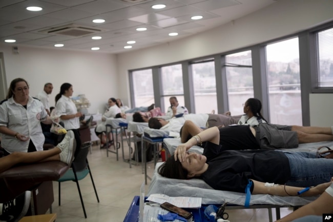 Gli israeliani donano il sangue durante un servizio di ambulanze a Gerusalemme