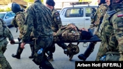 Un militar din cadrul misiunii de pacificare KFOR este transportat pentru îngrijiri medicale, după ce a fost rănit