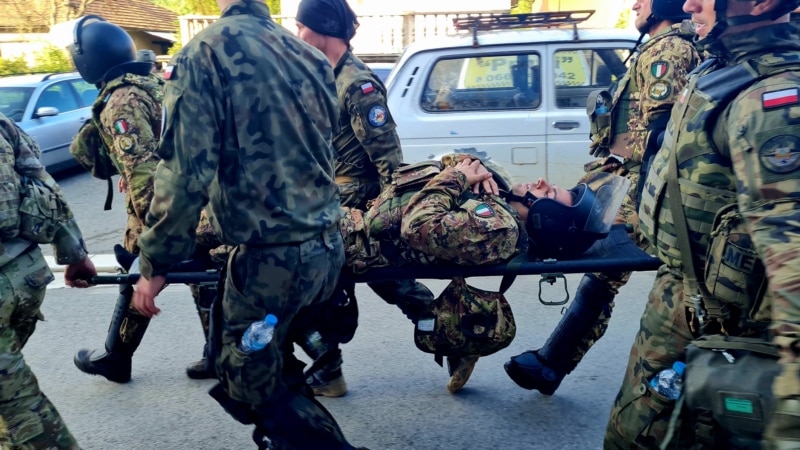 КФОР соопшти дека во судирите во Звечан повредени се околу 25 војници