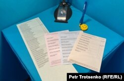 Избирательные бюллетени на парламентских выборах. Алматы, 19 марта 2023 года