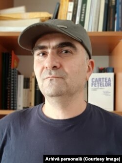 Antropologul Mirel Bănică este doctor în Științe Politice al Universității din Geneva și autor al mai multor volume dedicate fenomenului religios, precum pelerinajele sau relației ortodoxiei cu modernitatea.