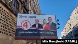Billboard në Beograd me lideren e Zavetnicit, Millica Gjurgjeviq Stamenkovski (në mes), Boshko Obradoviqin nga Dveri (djathtas) dhe kandidatin për kryetar të Beogradit, Ratko Ristiq (majtas), gjatë fushatës për zgjedhjet në Serbi më 17 dhjetor, 2023.