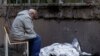 Un bărbat stă lângă cadavrul nepoatei sale ucisă de un atac cu rachete rusești, Kiev, 1 iunie 2023
