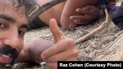 Раз Коен и неговият приятел се крият в храстите от бойците на Хамас.