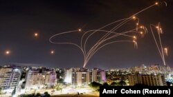 Izraelski protivraketni sistem Iron Dome presreće rakete lansirane iz pojasa Gaze, 9. oktobra 2023.