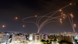Израильская противоракетная система "Железный купол" перехватывает ракеты, запущенные из сектора Газа. 9 октября 2023 года