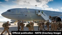 Ushtarët britanikë mbërrijnë në Kosovë për t'iu bashkuar misionit të NATO-s në Kosovë, KFOR, 6 tetor 2023.