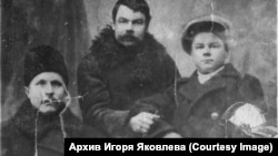 Слева направо – Алексей Егорович, Анисим Егорович, Игнатий Анисимович (прадед жены Игоря Яковлева) Бельченковы, 1920-е