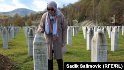 Refija Hadžibulić pored mezara sinova Senada i Dževada u Memorijalnom centru Potočari.