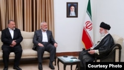Лидерът на политическото крило на Хамас Исмаил Ханийе (в средата ) на среща с иранския аятолах Али Хаменей (вдясно) в Техеран през юни 2023 г.