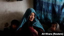 روز مادر افغانستان در حالی تجلیل می‌شود که فرزندان بسیاری از مادران طی سال های اخیر افغانستان را ترک و مهاجر شده اند.
