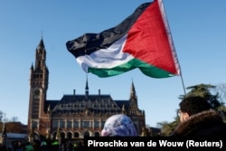 Protest ispred zgrade Međunarodnog suda dok traje izricanje odluke o hitnim mjerama protiv Izraela, 26. januar 2024.