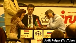 Екранна снимка от канала на Юдит Полгар в Ютюб. На нея се виждат Полгар и Каспаров по време на партията ускорен шах през 2002 г., в която унгарката побеждава.