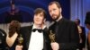 Regizorul ucrainean premiat cu Oscar pentru cel mai bun documentar, Mstislav Cernov (dreapta), alături de Cilian Murphy, câștigătorul premiului Oscar pentru cel mai bun actor în rol principal.