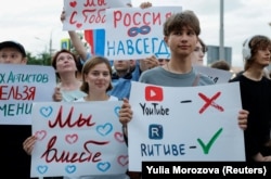 Spectatorii se adună înaintea unui concert al lui Shaman ca să protesteze față de ce ei numesc blocarea ilegală a canalelor YouTube ale artistului. Moscova, 19 iulie 2024.