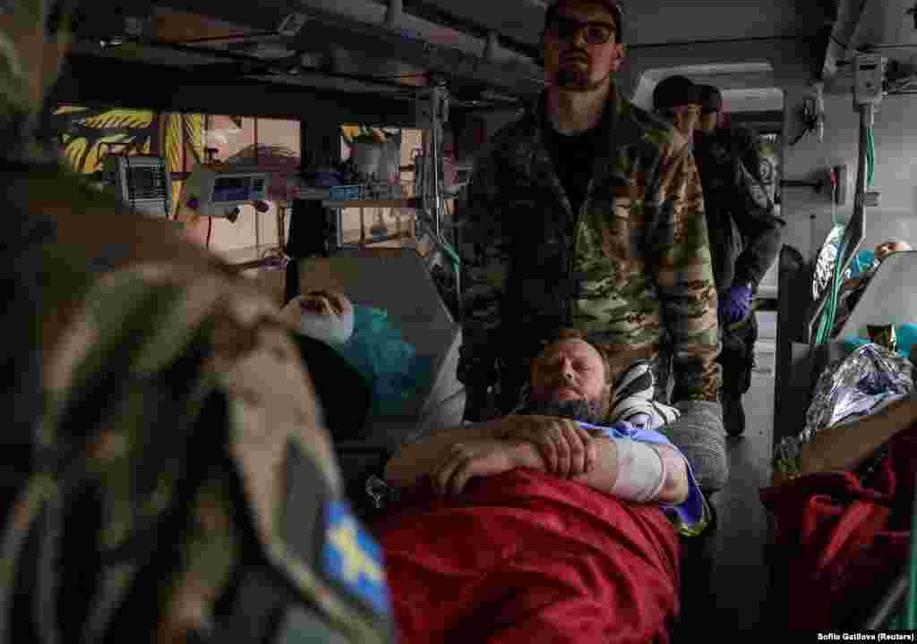 Volunteers of the Ukrainian volunteer paramedic organization Hospitallers support a Ukrainian soldier who was injured in Bakhmut.