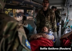 Евакуація пораненого. Донеччина. Фото від травня 2023 року