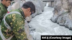 Спасатели ведут поиски автомобиля похитителей на берегу реки Зеравшан