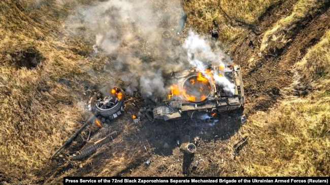 Знищений російський танк біля міста Вугледару на Донеччині