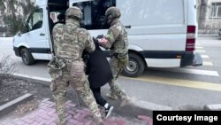 Saklananlar bosgunlyga çykan žurnalist we telekeçi bilen ilteşikli bolmakda güman edilýär.