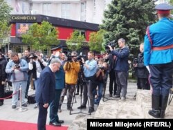 Igor Kalabuhov, ambasador Rusije u BiH polaže cvijeće na spomenik žrtvama fašizma na Trgu palih boraca u Banjaluci, 9. maj 2023.