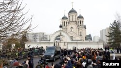 Cortegiul funerar, după slujba de rămas bun de la Biserica Icoanei Maicii Domnului „Alină-mi durerile” din Moscova, 1 martie 2024. 