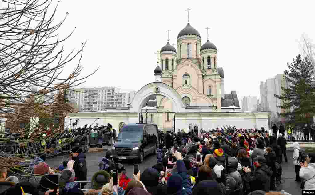 Проститься с Алексеем Навальным пришли тысячи людей, они стоят в очередях на улицах и во дворах на подходах к храму. Собравшиеся скандируют &quot;Навальный&quot;, &quot;Не простим&quot;, &quot;Ты не боялся и мы не боимся&quot;