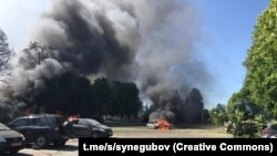 O lovitură aeriană rusească a omorât la 1 mai doi oameni într-o mașină, la Zolociv, lângă Harkiv. Rusia spune că pentru a-și continua „operațiunea specială” în ritmul actual, trebuie să mărească producția de armament. 
