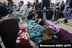 Între palestinienii cu dublă cetățenie evacuați din Fâșia Gaza s-au aflat și foarte mulți copii. Imagine cu caracter ilustrativ, din sala de așteptare de la punctul de trecere Rafah, marți, 7 noiembrie.