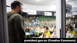 Президент України Володимир Зеленський відвідує підземний клас у Харкові, листопад 2023 року