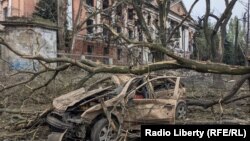 «27 квітня внаслідок обстрілу ворогом міста Миколаїв поранено двох 8-річних дівчаток» (на фото – Миколаїв після обстрілу, 27 квітня 2023 року)