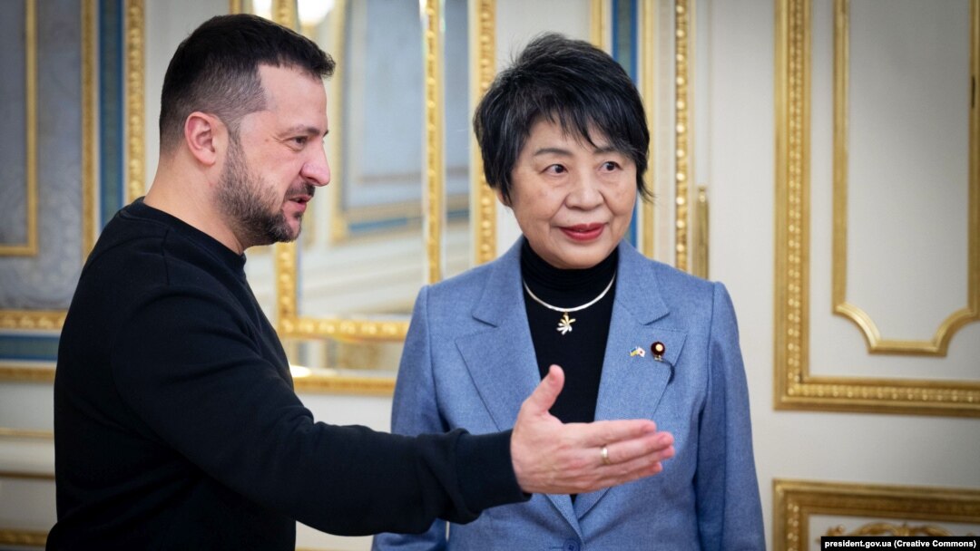 Ukrainian President Volodymyr Zelenskiy (left) greets Japanese Foreign Minister Yoko Kamikawa in Kyiv on January 7.