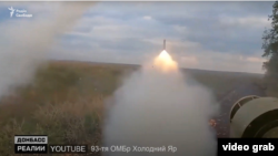 Український розрахунок ПЗРК запускає ракету по російському літаку під Бахмутом