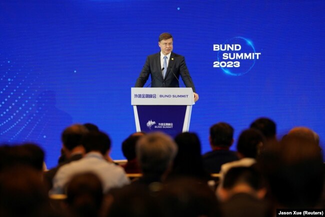 Il capo del commercio dell’UE, Valdis Dombrovskis, interviene al vertice del Bund a Shanghai a settembre.