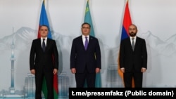 Azerbaijani Foreign Minister Jeyhun Bayramov (left), Kazakh Foreign Minister Murat Nurtleu (center), and Armenian Foreign Minister Ararat Mirzoyan in Almaty on May 10.