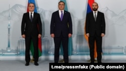 Azerbaijani Foreign Minister Jeyhun Bayramov (left), Kazakh Foreign Minister Murat Nurtleu (center), and Armenian Foreign Minister Ararat Mirzoyan in Almaty on May 10.