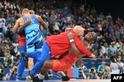  В изблик на наслада Лопес преметна на тепиха треньора си. 