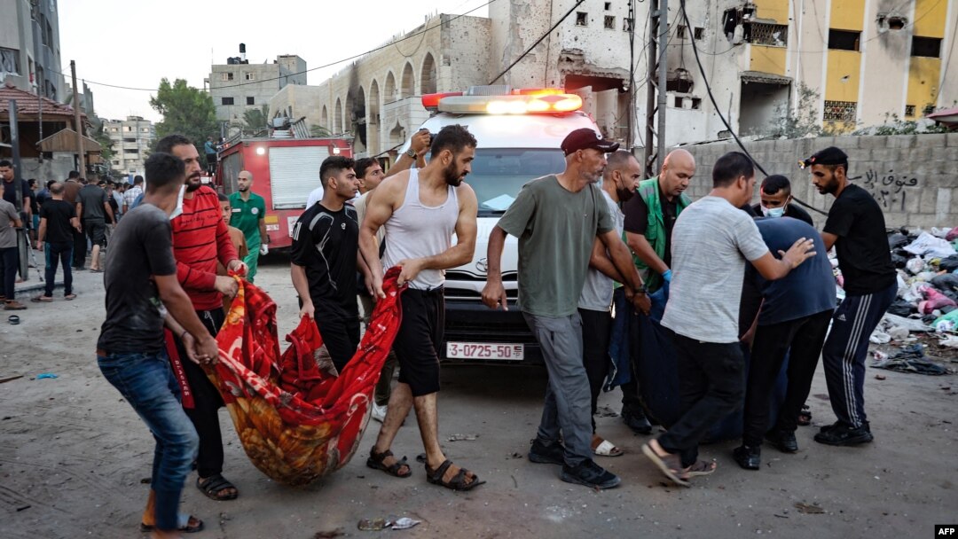 Victime preluate de o ambulanță după ce o școală folosită de palestinienii strămutați ca adăpost temporar a fost lovită de un atac israelian în orașul Gaza, pe 10 august 2024.