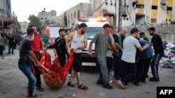 Victime preluate de o ambulanță după ce o școală folosită de palestinienii strămutați ca adăpost temporar a fost lovită de un atac israelian în orașul Gaza, pe 10 august 2024.