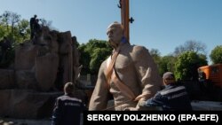 Uklanjanje spomenika u Kijevu, 30. aprila 2024.