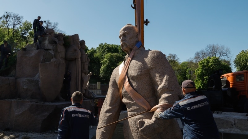Kijev uklanja spomenik koji slavi bliskost Ukrajine i Rusije