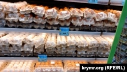Куриные яйца в продуктовом магазине, Крым, 11 декабря 2023