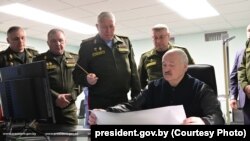 У часе праверкі Аляксандар Лукашэнка знаходзіўся ў Цэнтральным камандным пункце ВПС і войскаў СПА, 3 траўня 2024. Афіцыйнае фота 