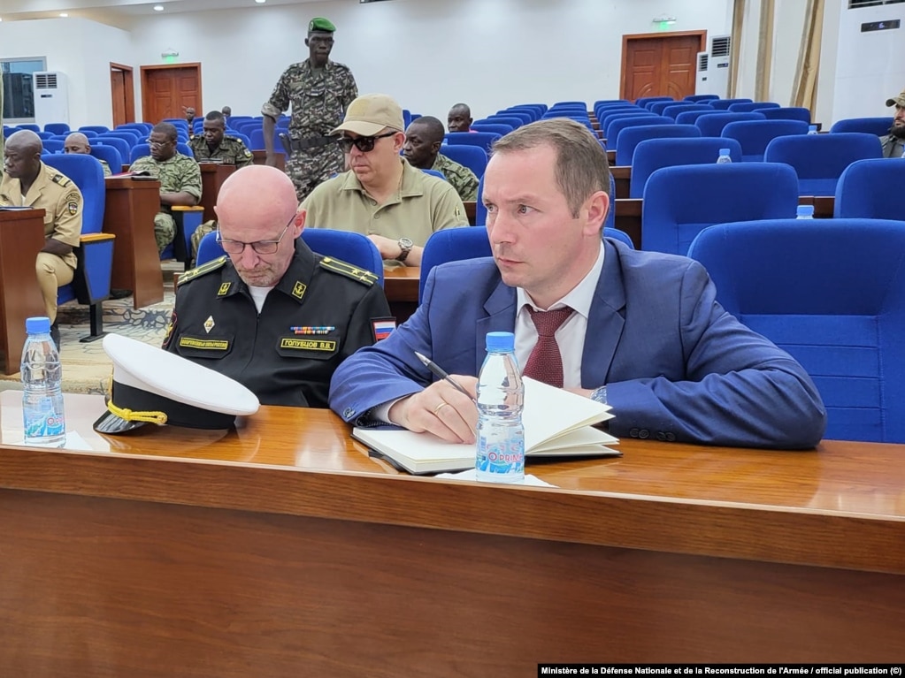 Denis Pavlov (a destra) all'incontro tra i funzionari della difesa della Repubblica centrafricana e una delegazione russa di alto livello il 1° settembre.