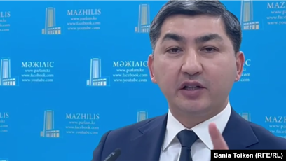 Төсекте жатқан екі ресейлік лесбиянка бейне Азиялық аяқтар