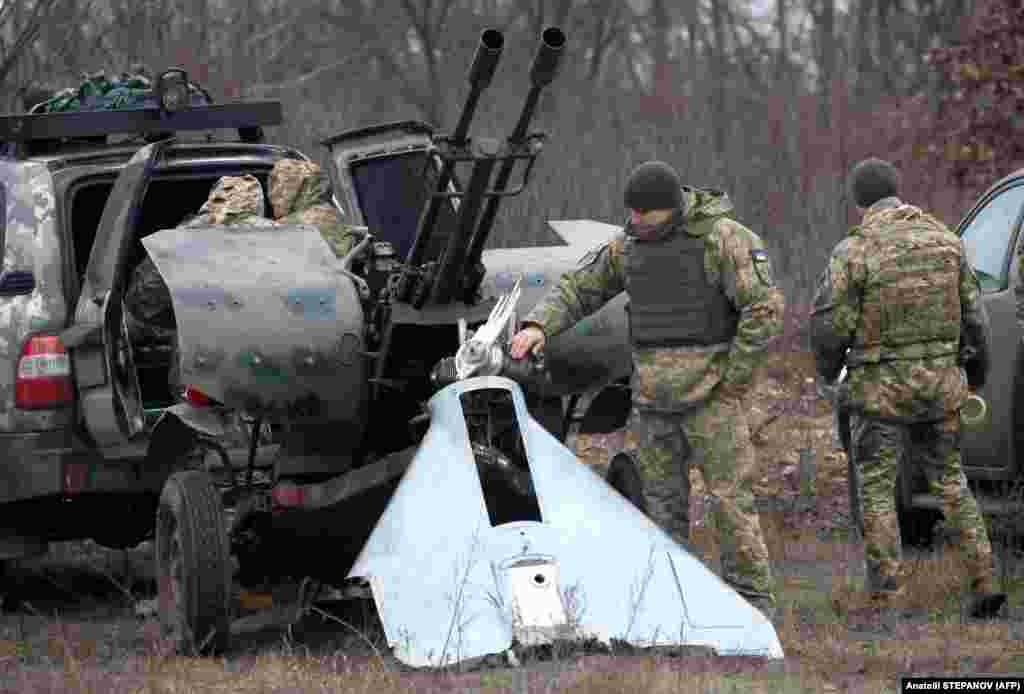 Украинский военный осматривает фрагмент сбитого подразделением беспилотника &laquo;Шахед&raquo;. Наев, который курирует мобильные подразделения ПВО в Киеве и в северной части Украины, которые вооружены переносными пушками, а не более крупными ракетно-зенитными системами, такими как Patriot, предупредил, что боеприпасов сейчас достаточно, &laquo;чтобы выдержать несколько следующих мощных атак&raquo;