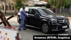 Народний депутат Антон Яценко сідає в Mercedes